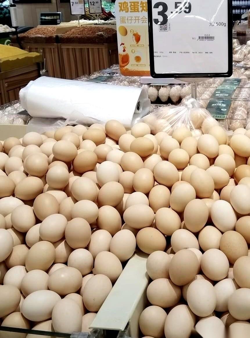 三块五毛九一斤的鸡蛋，你们敢信？我反正是不信，然后反手就买了三十多块钱的。平
