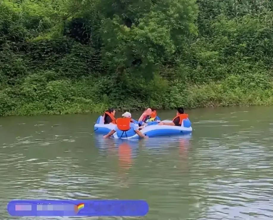 向华强的小儿子向佑，穿着一件洗到发白的旧外套，在2026年6月24日低着头坐进了