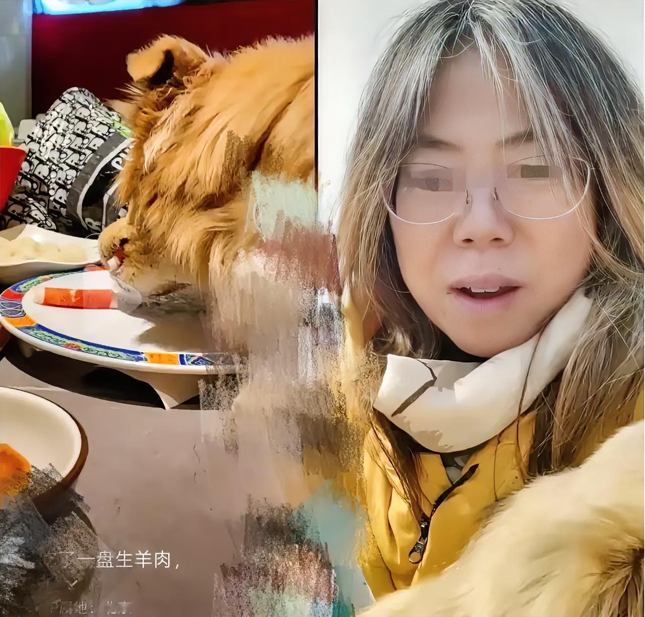 这下出名了纵容狗上桌舔盘子，还发视频炫耀，夸自己家的狗，“太棒了”​你把狗