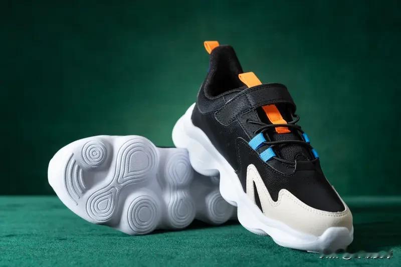 糖友每次穿鞋前摸一遍鞋子，这可不是多此一举。糖尿病患者易出现神经病变，会降低痛觉