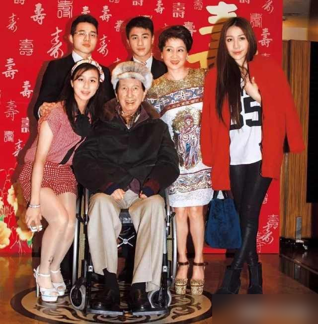 赌王四太，30岁到39岁，连剖五胎，生完直接下床看账本。奚梦瑶在节目里亲口说的，婆婆五个孩子全是剖腹