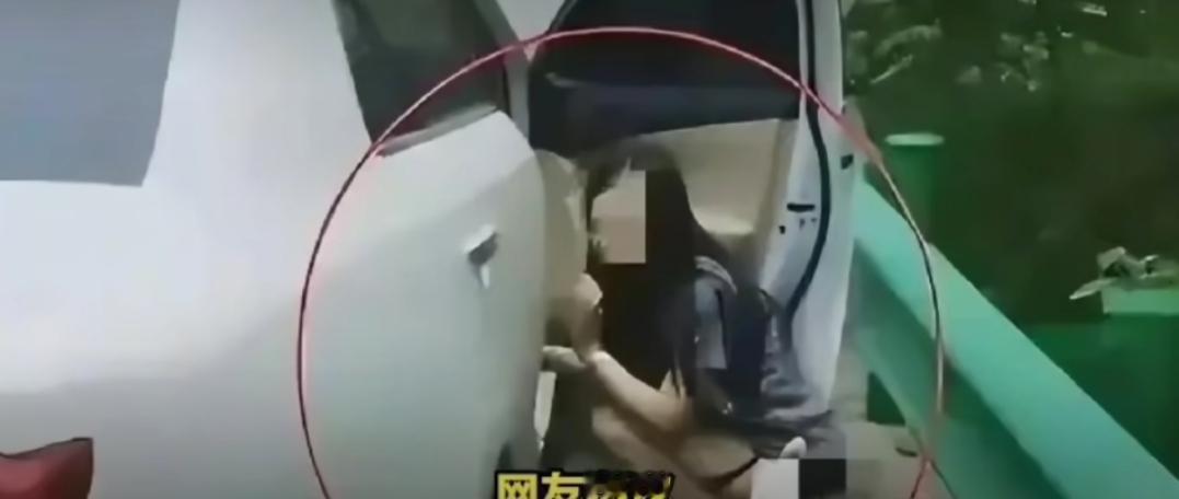 又逢高速堵车，女性方便难[汗]今年国庆堵车比来年堵的更早，堵车最难受的就是