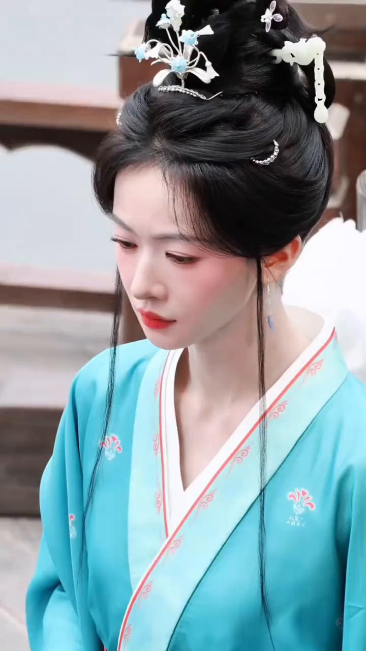 我那个痘突然就get到了吴谨言的美貌，她真的是产后发胖的唯一受益人。早期的她骨架