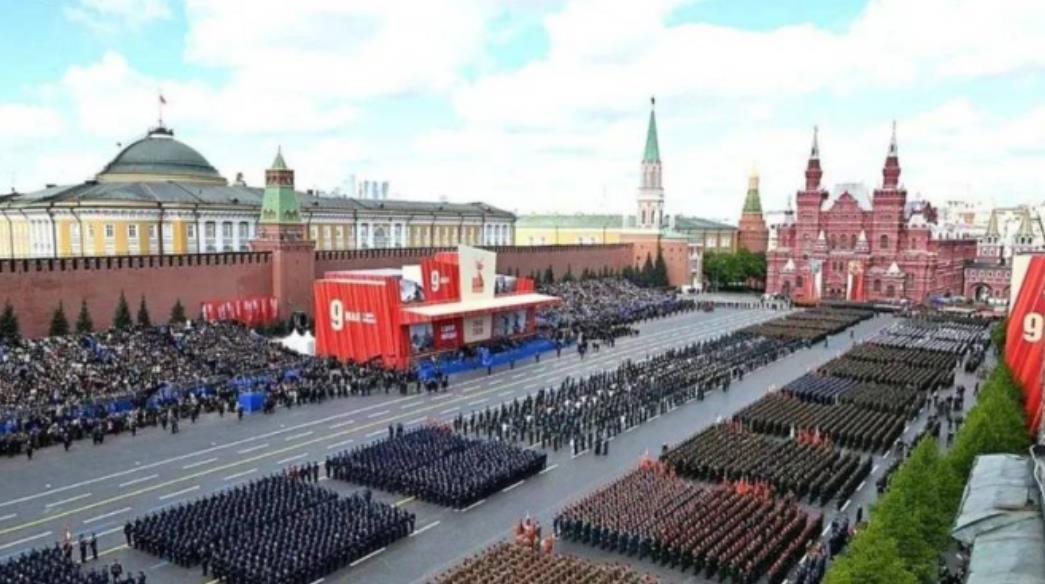 乌克兰为何不趁机偷袭红场阅兵？不夸张的说，乌克兰要是真这么干，那才是亲手断了自己