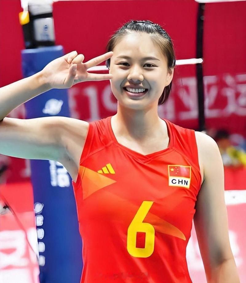 龚翔宇最近喜事连连中国女排队长龚翔宇最近可谓是喜事连连，说是掉进蜜罐里了都不为过！国家队层面，作为队