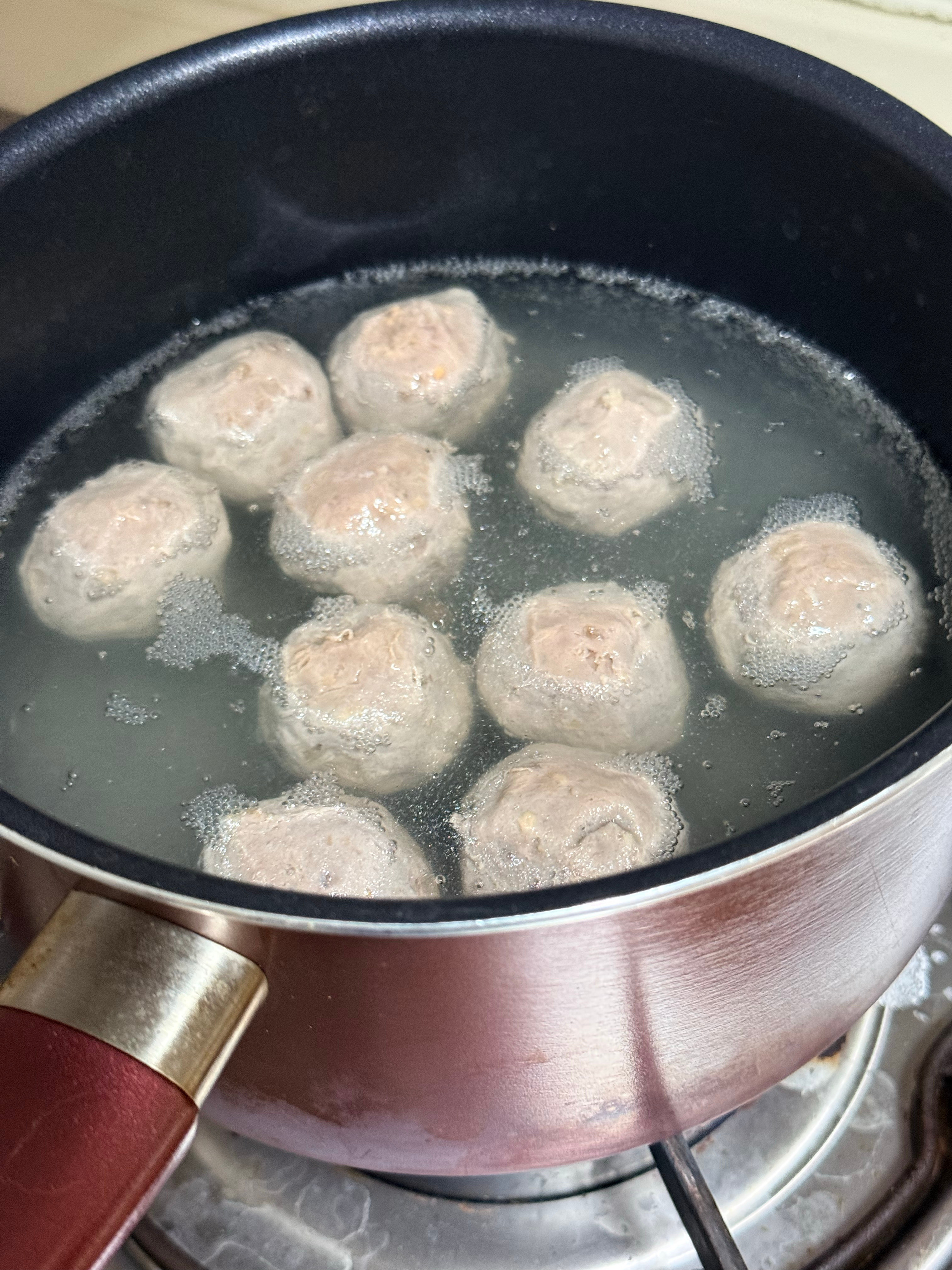 晚上煮了慌姨卖的牛肉丸，真的太好吃了兄弟们，一口爆汁满嘴牛肉香！丸子很弹牙，但不