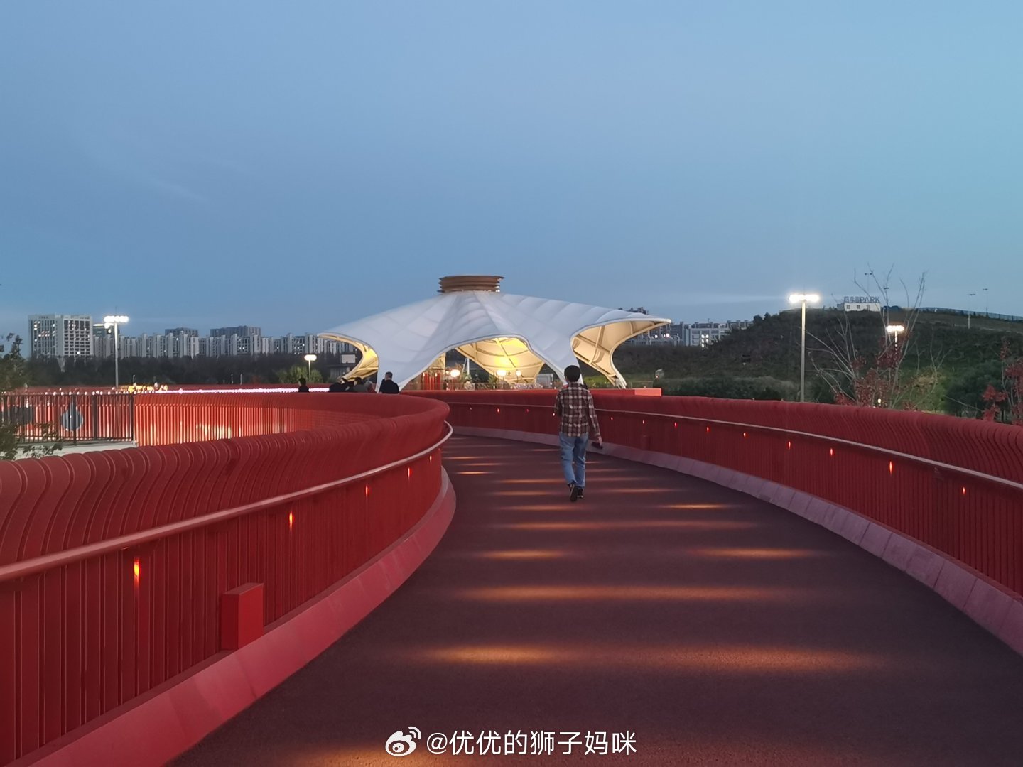 继续捐步做公益！晚饭后去南溪里走圈，6点多天都黑了。明天早上要降温了，大家上班多