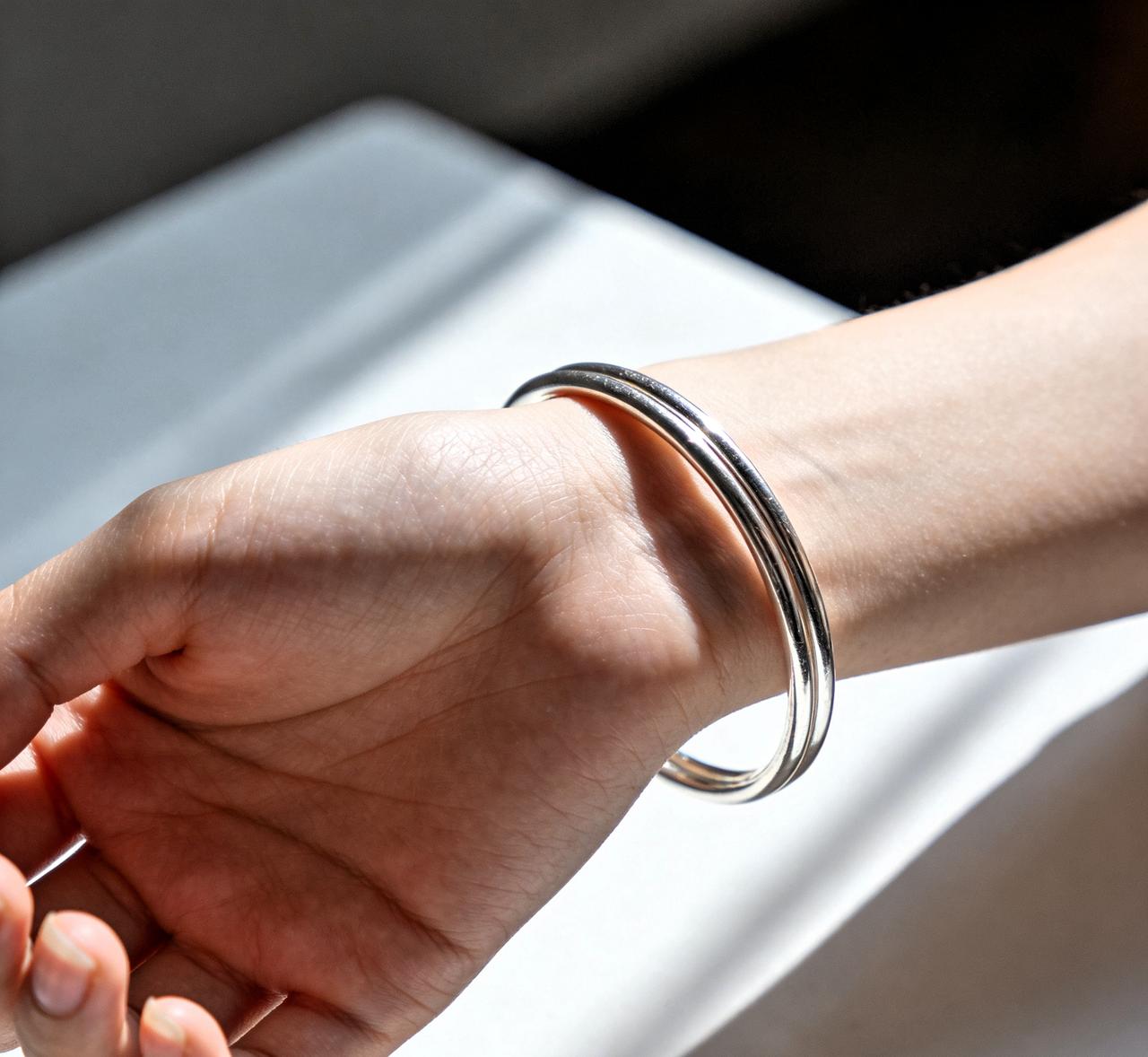 12月31日，难怪都在买银镯子！不是因为银价低，而是因为这戴起来真的有气质