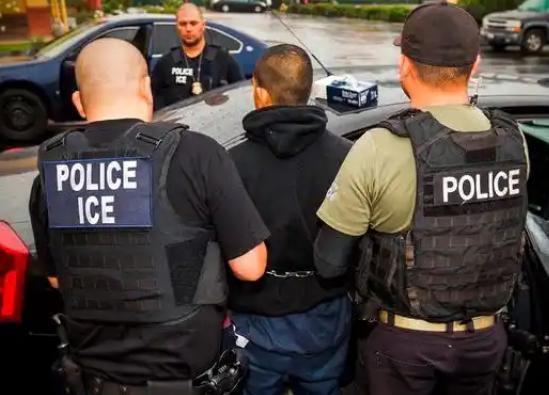 美国州长当众“耍无赖”，ICE急到公开求助，无辜民众接连遇害没人管？州长斯潘
