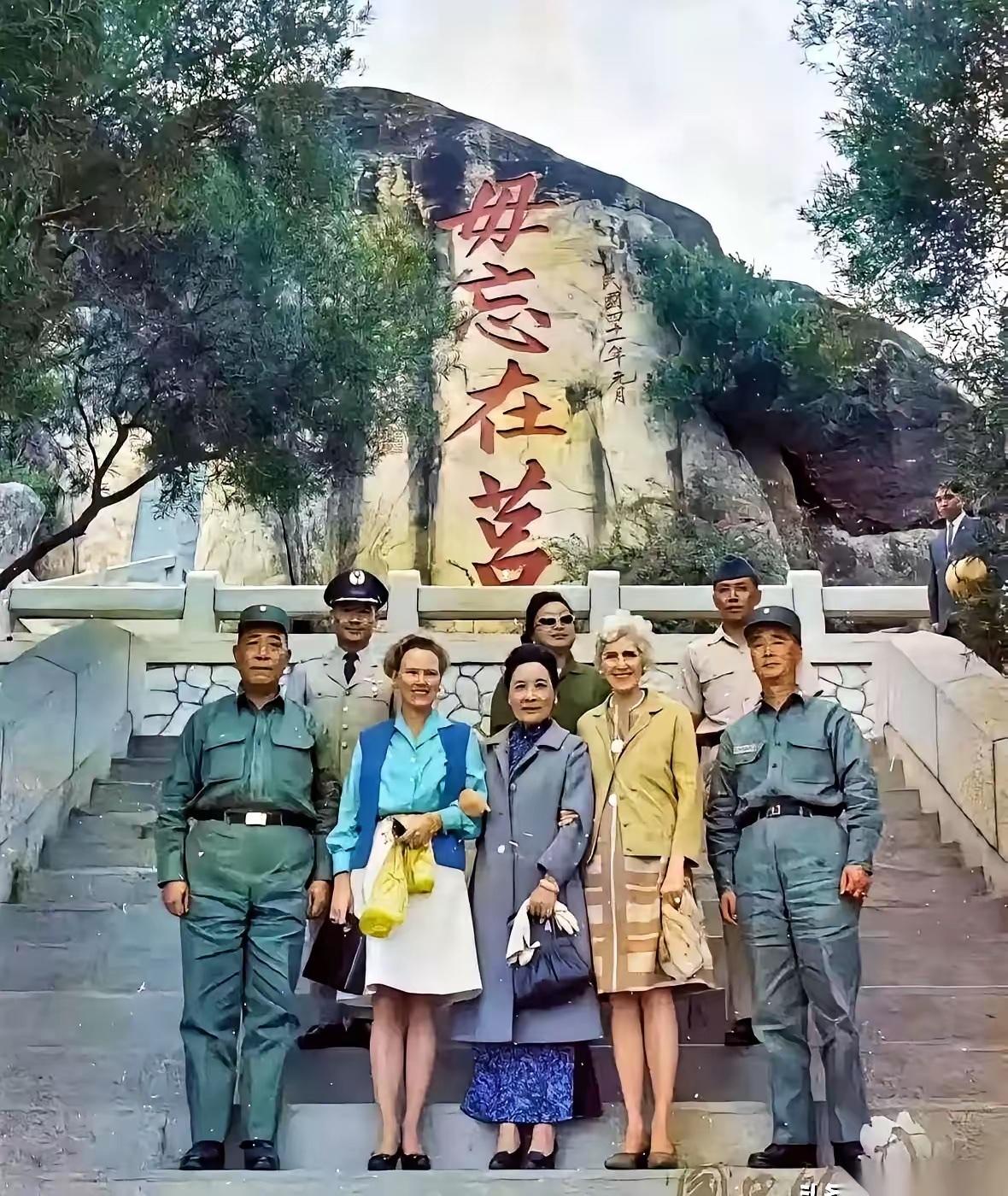照片背景四个字，什么字？什么意思？