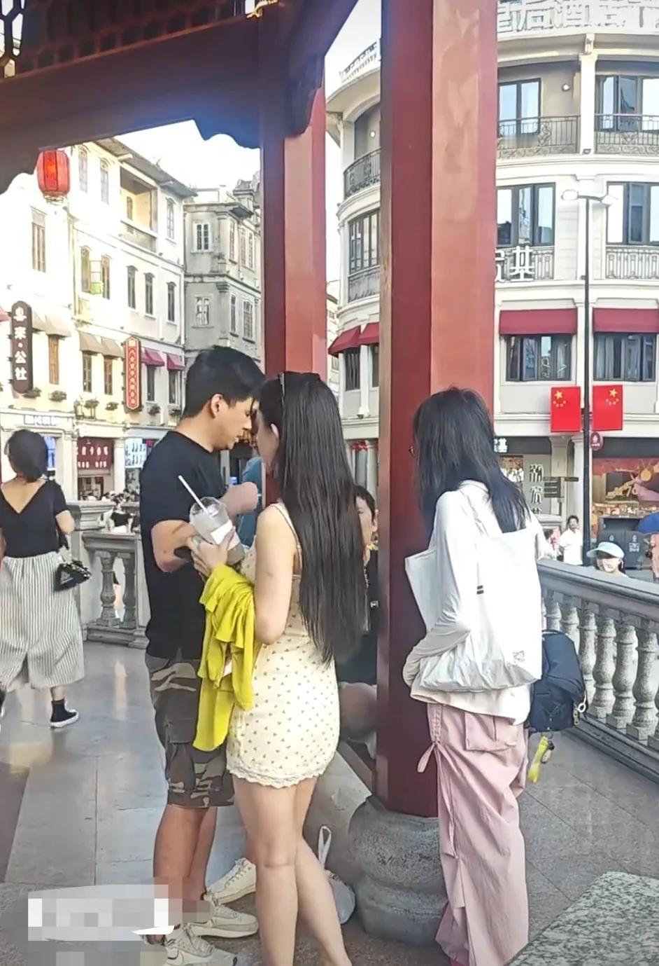 被人冤枉的滋味不好受，而被人一直无理取闹的冤枉更是憋屈！坐着的黑衣小哥，被眼前