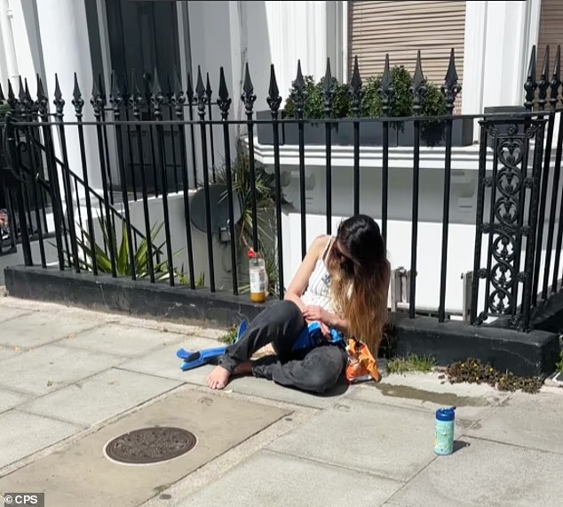 重点是这个人吸食可卡因，在大街上昏迷，旁边还有一个男的也吸食了可卡因四仰八叉。3岁小孩大半天没人管！