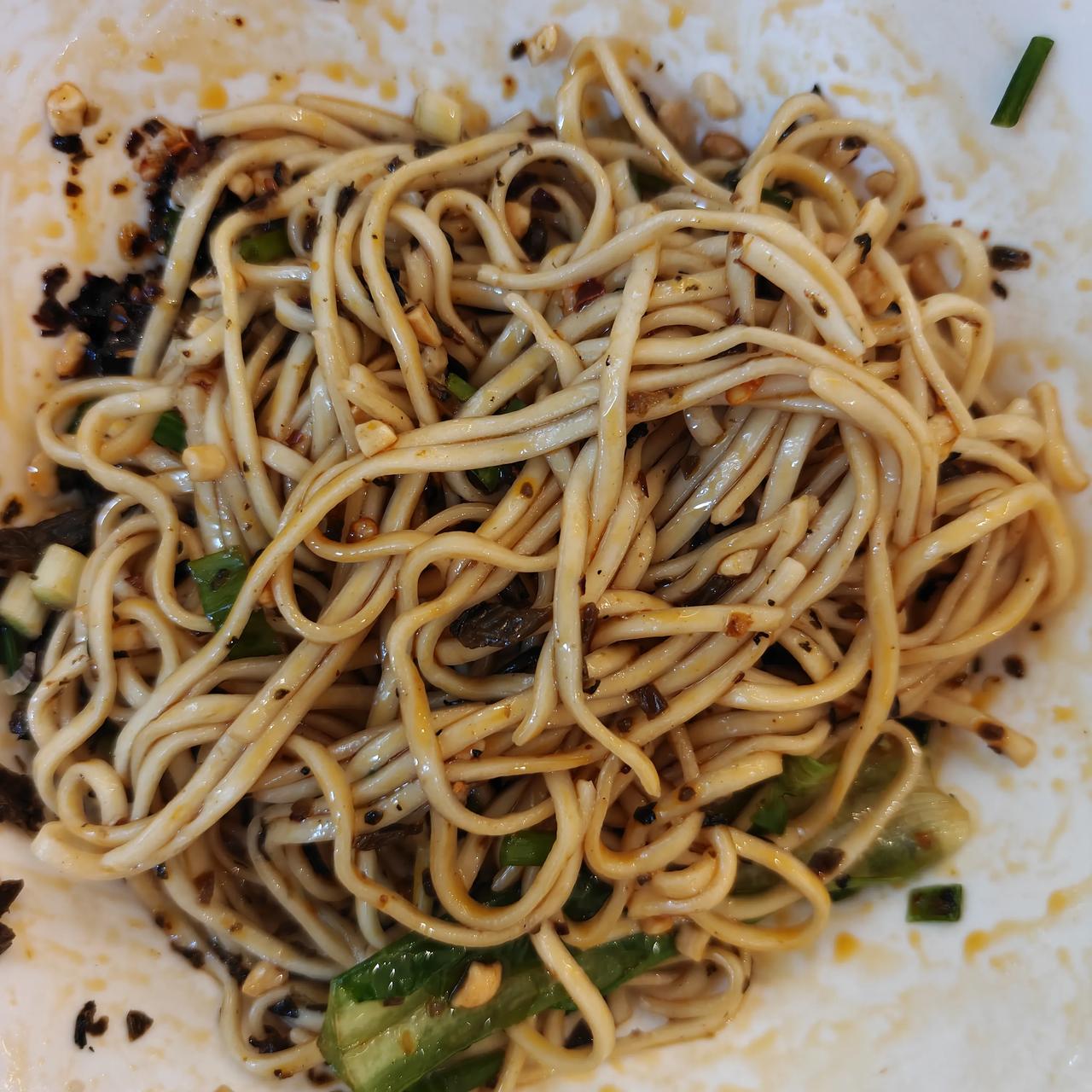 宜宾燃面我心心念念的燃面，终于在它的发源地宜宾吃上了！这美味杠杠的，吃了还想