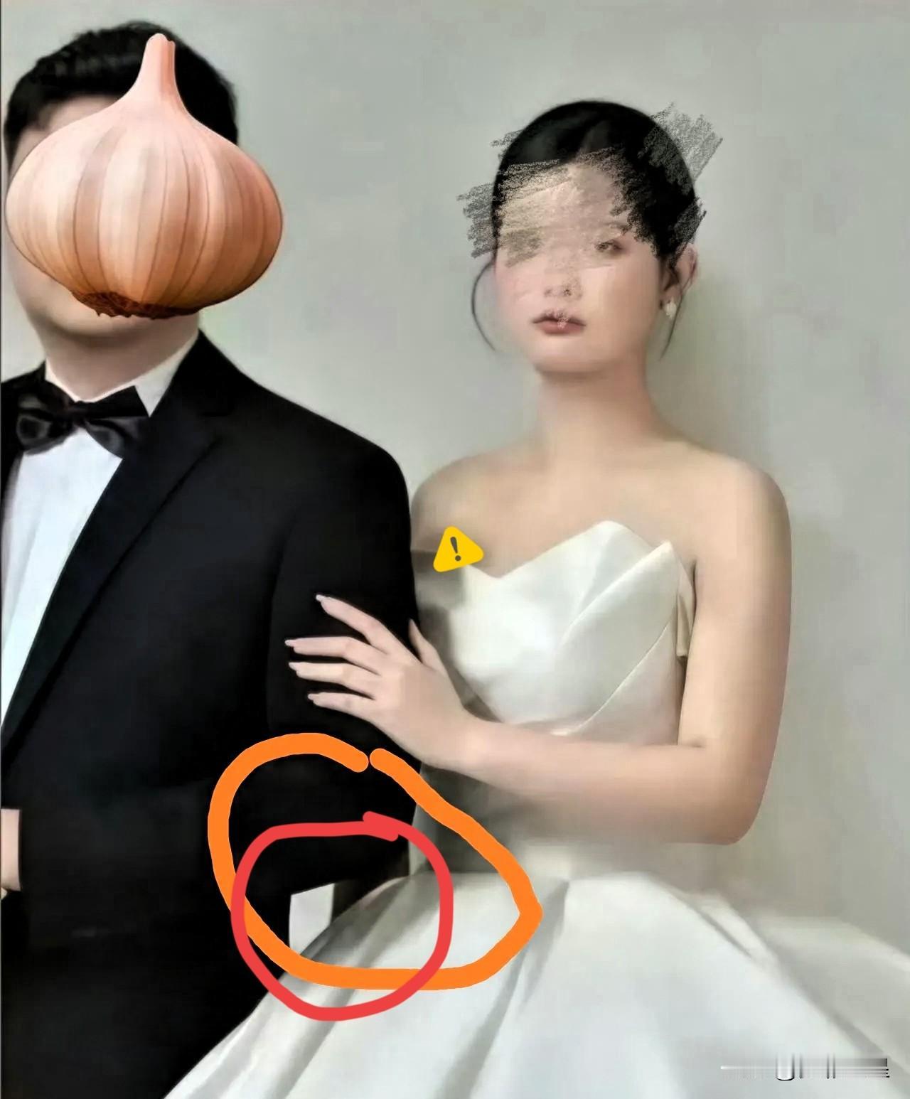 微动作是骗不了人的，看看魏亚蕊的婚纱照就知道了，仔细看下魏亚蕊的手，你会发现