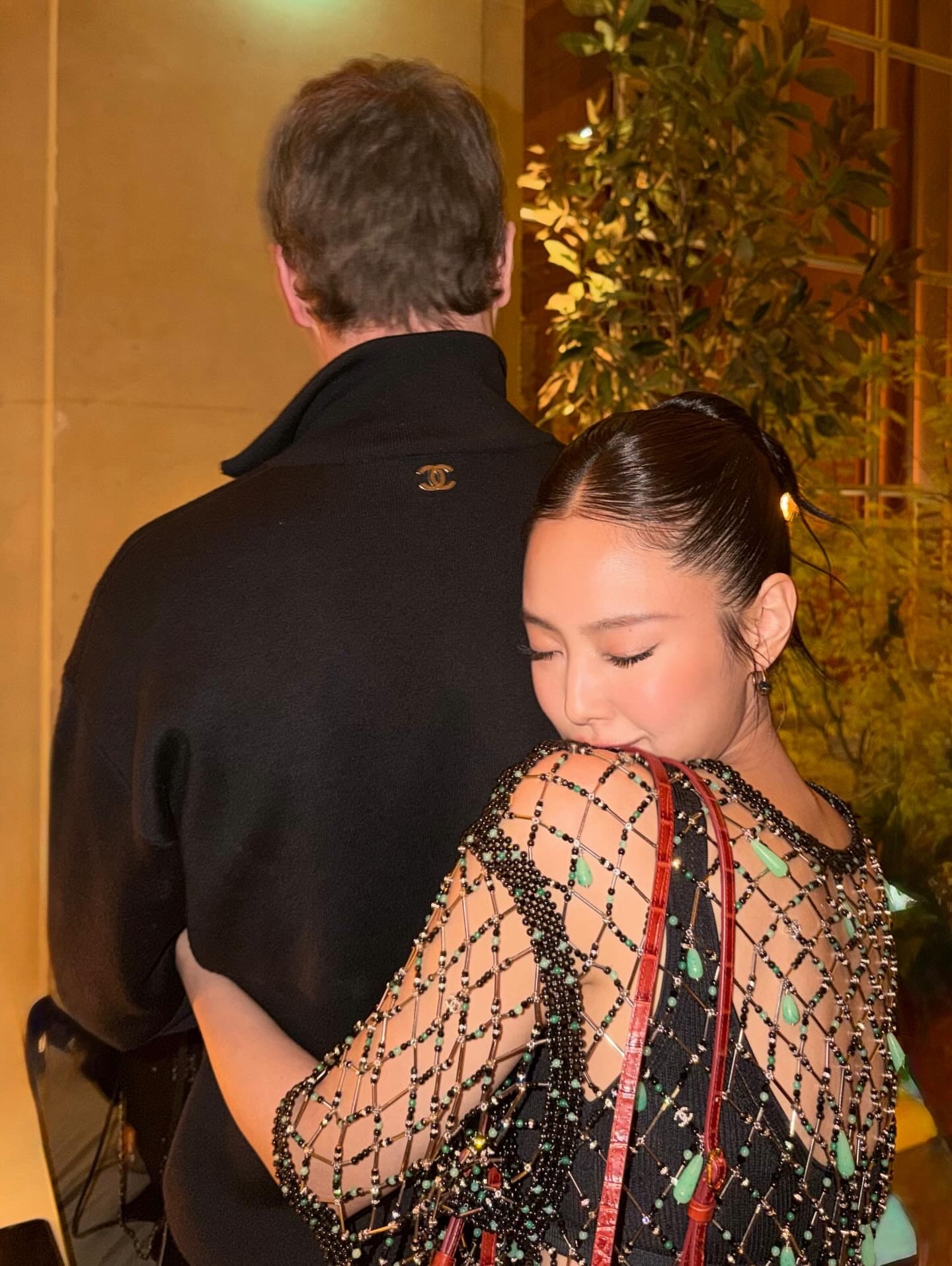 金珍妮Jennie亮相香奈儿大秀，穿了高级手工坊系列的镂空裙装，又美又性感！J