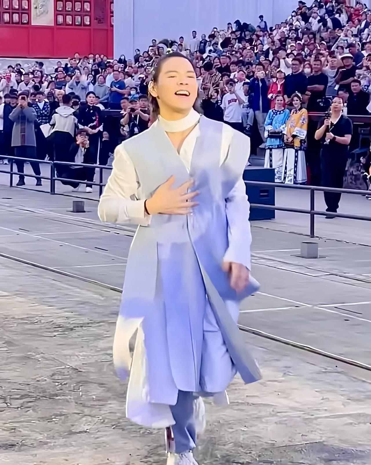 晋城的宝子们有福了！有网友偶遇向佐空降晋城走秀！当天他一身剪裁超绝的潮装，个性设