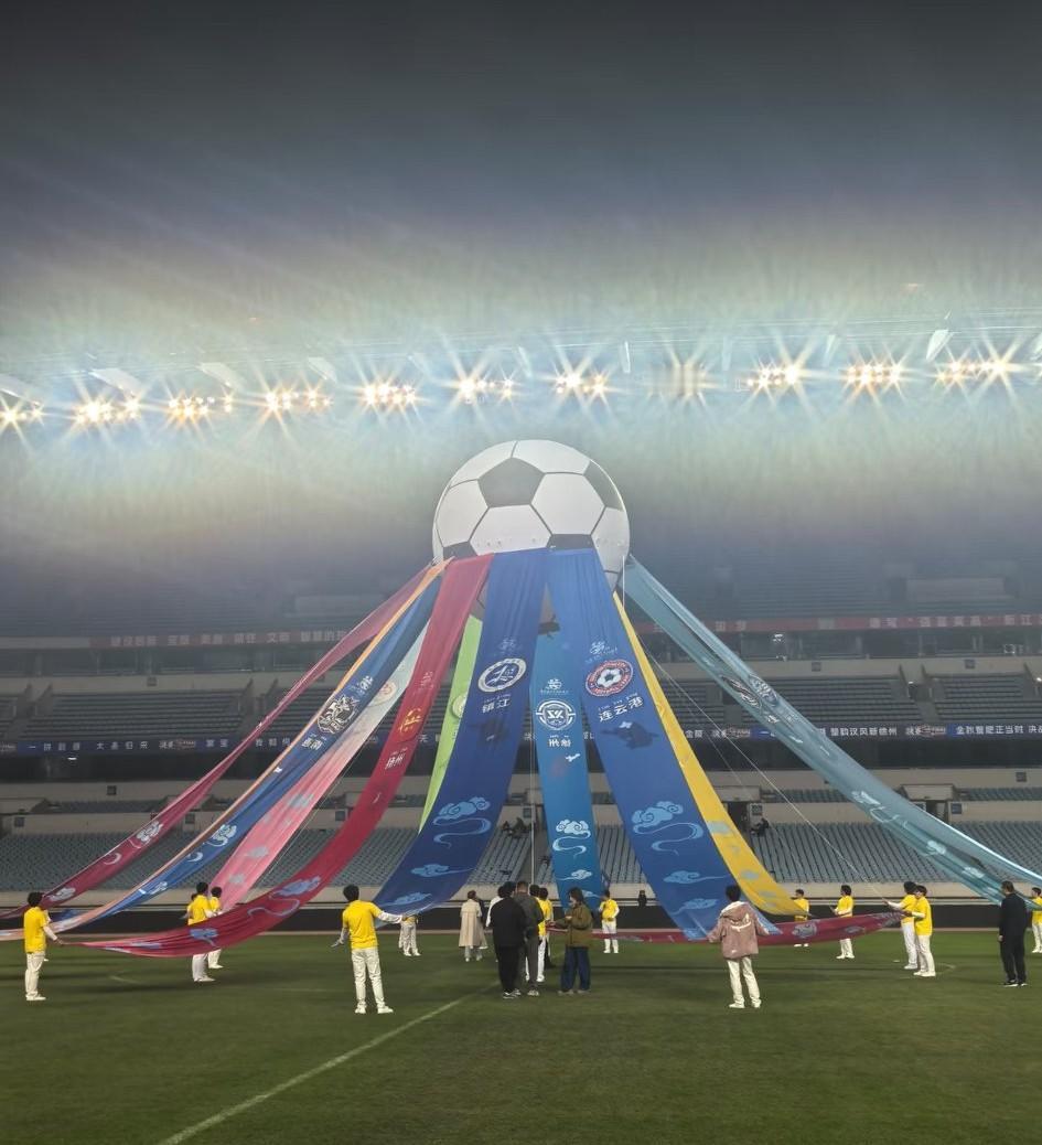 苏超决赛即将震撼登场,南京奥体中心已经准备就绪,静候南通、泰州两队球员及从四面八