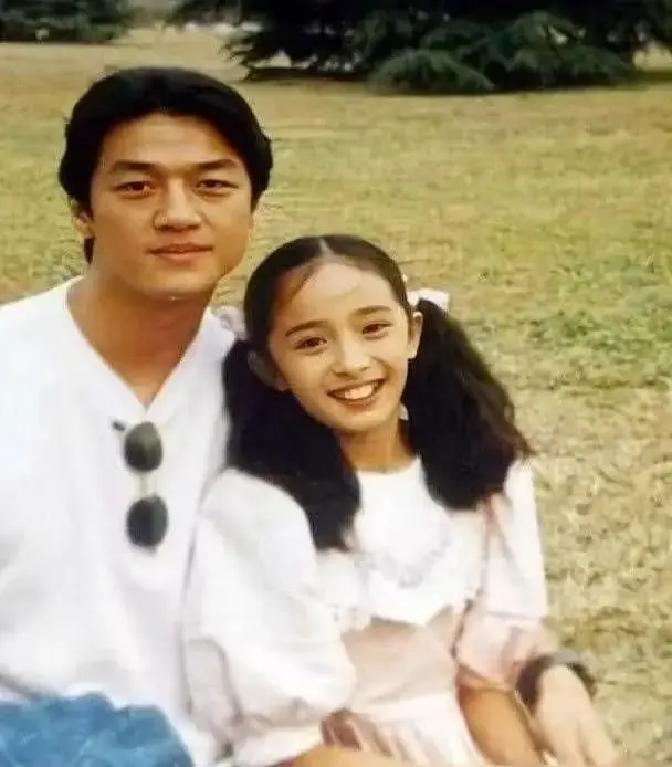 李亚鹏搂着个门牙外翻的小女孩旧照被翻出来，网友一口咬定那是姚晨。照片里小姑娘笑