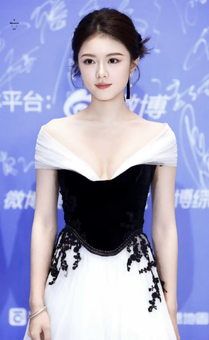 好温柔的美，好喜欢赵金麦的五官，不笑时端庄稳重，笑起来又有少女的纯真​​​