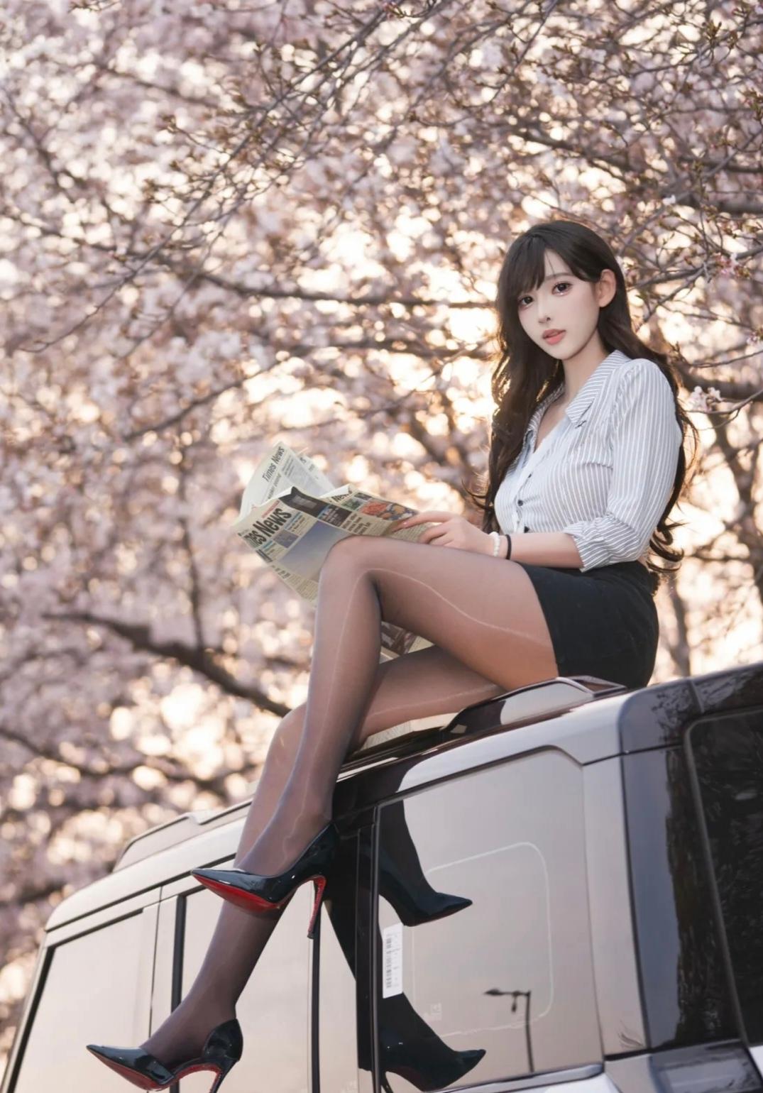 桃花娇美人更艳，花美人更美