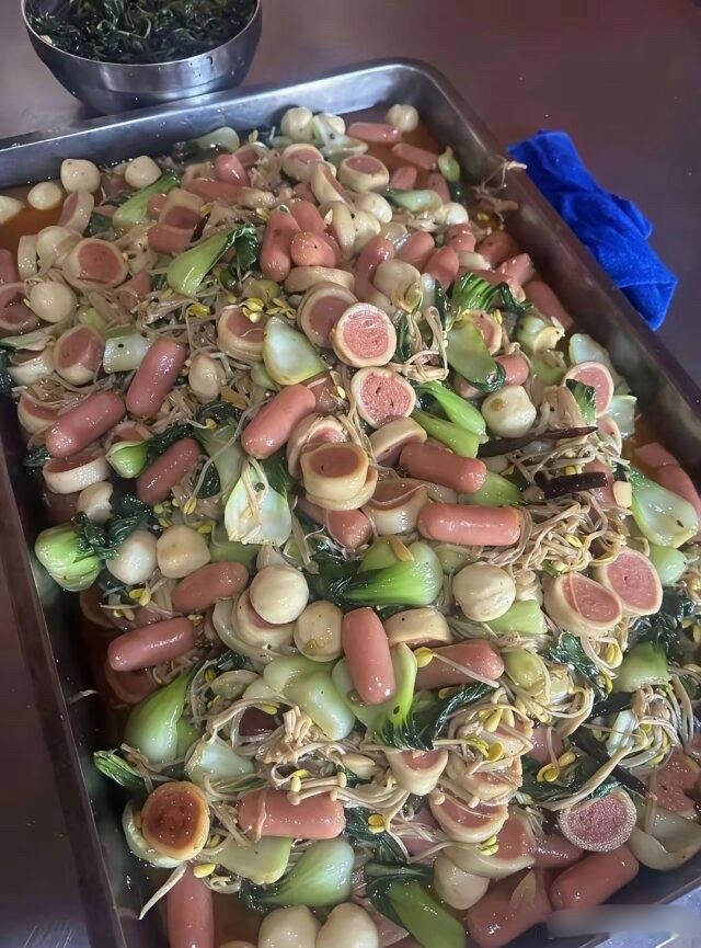 幼儿园的饭菜就这样，但是小孩居然都很爱吃