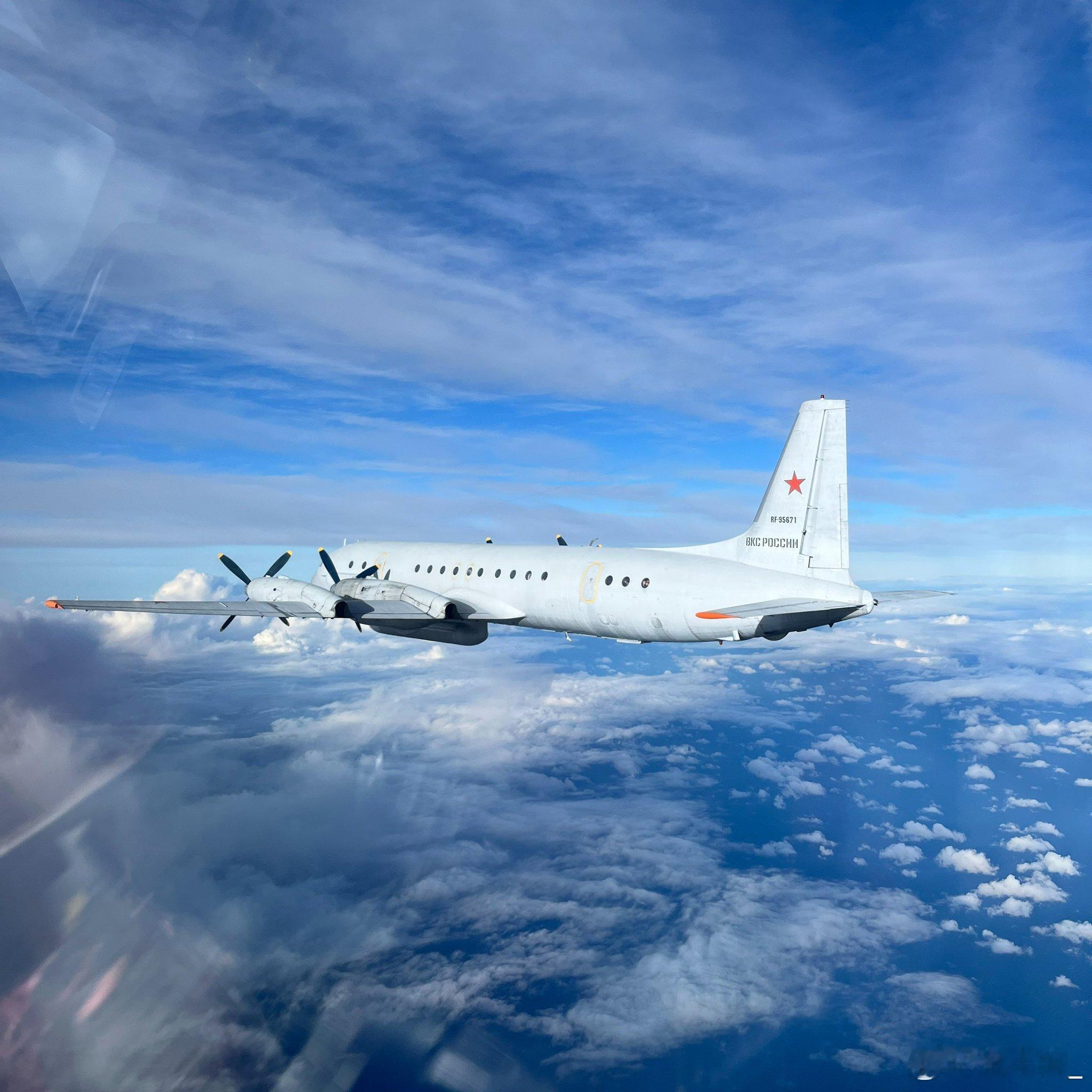 10月28日,波兰空军米格-29战斗机在波罗的海上空伴飞一架俄空军伊尔-2