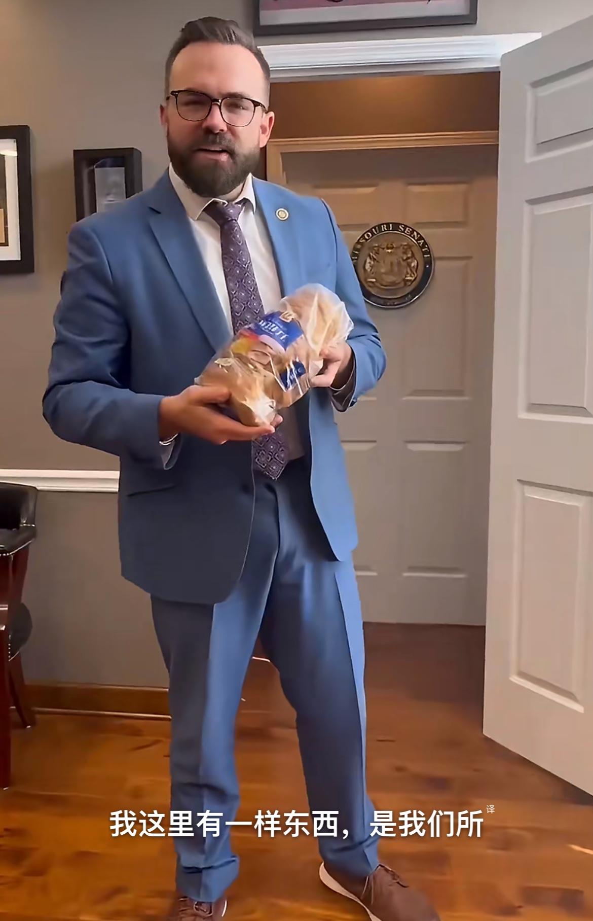 美国军官在他的办公室放了一包面包，放了两年半测试食品安全，结果两年半过后面包不但