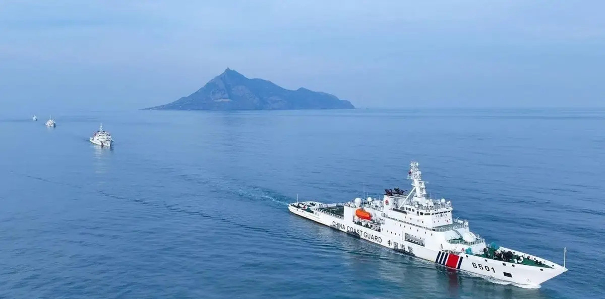 菲律宾南海再掀波澜：中国海警船用水炮反击，局势紧张升级！‌