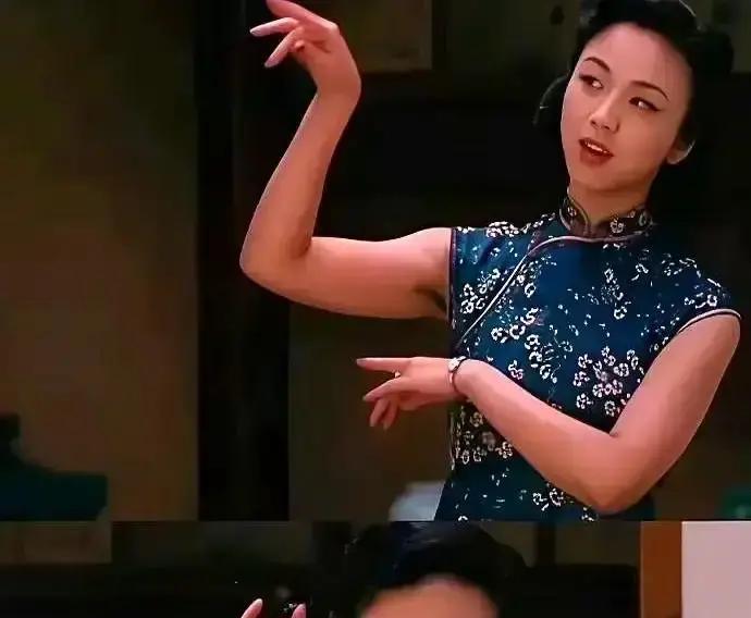 当年把汤唯拉下马的8秒镜头，怎么就被封神了？17年前，《色戒》上映，汤唯抬手的