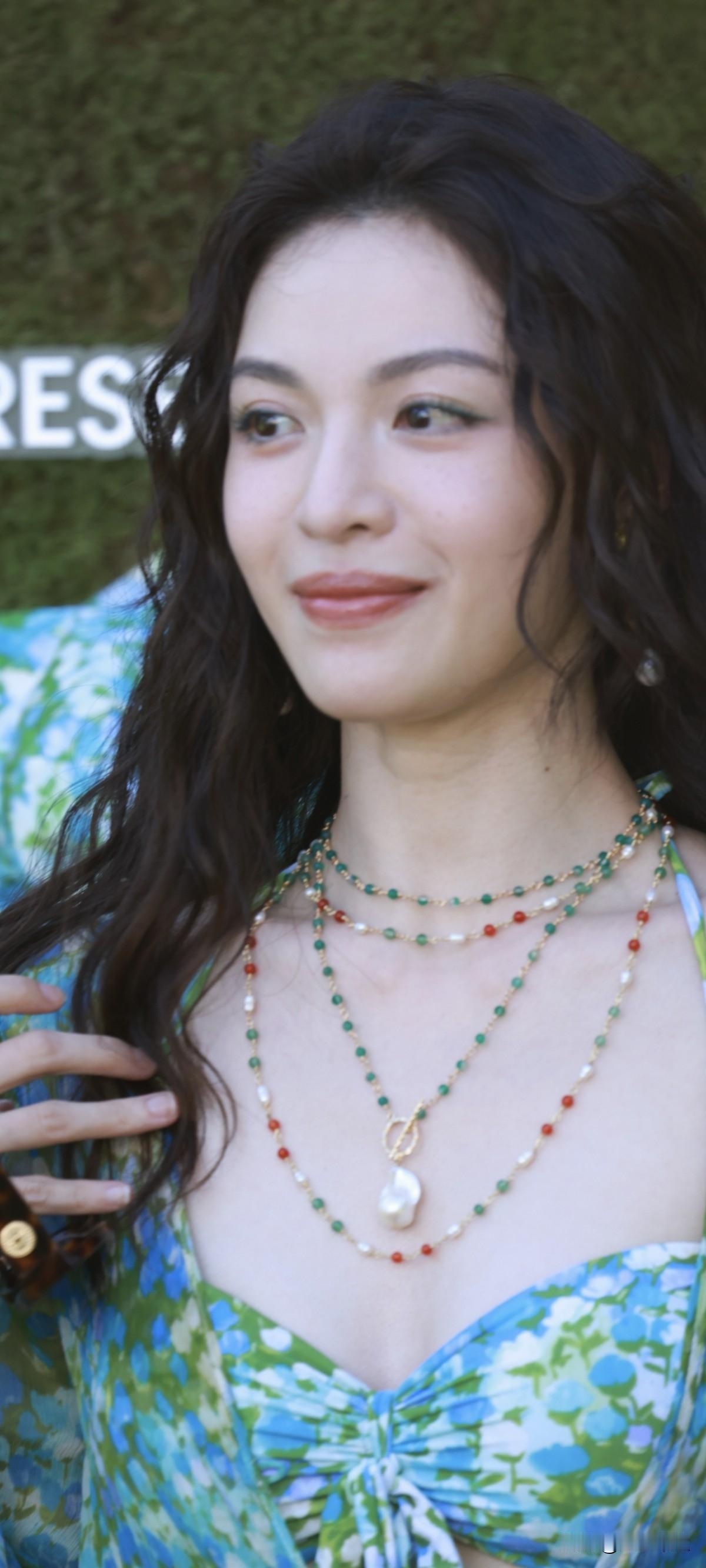 她是‘明艳张扬’的混血感美人，同时还是自己的‘专属造型师’，美商超高，超级会打扮