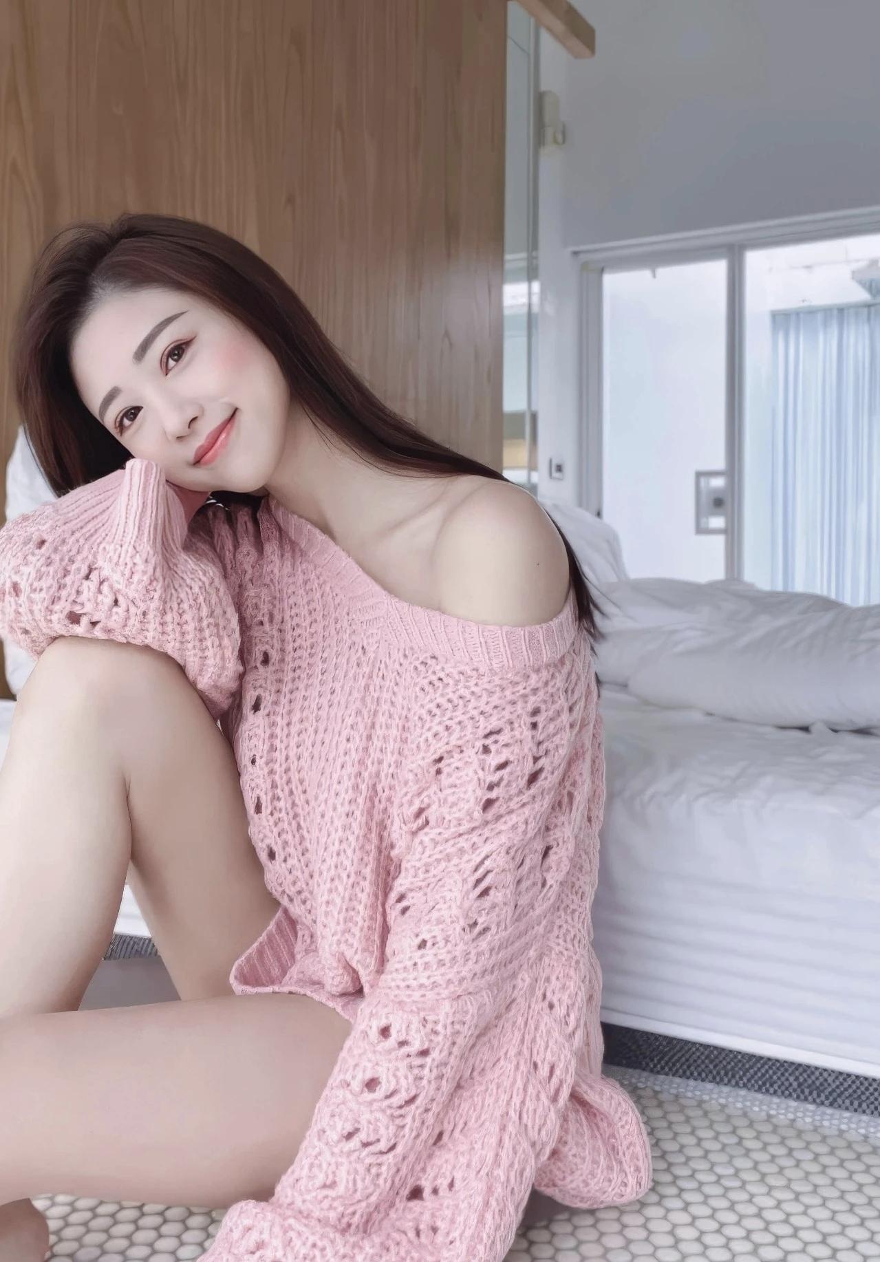 粉色针织的温柔包裹，在洒满阳光的房间里，偷享一份慵懒的惬意时光，把琐碎烦恼都揉进