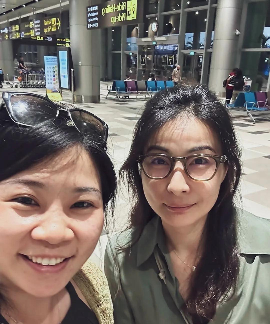 豪门媳妇郭晶晶现身新加坡机场穿搭低调朴素，素颜状态下皮肤细腻光滑，脸颊饱满。戴着