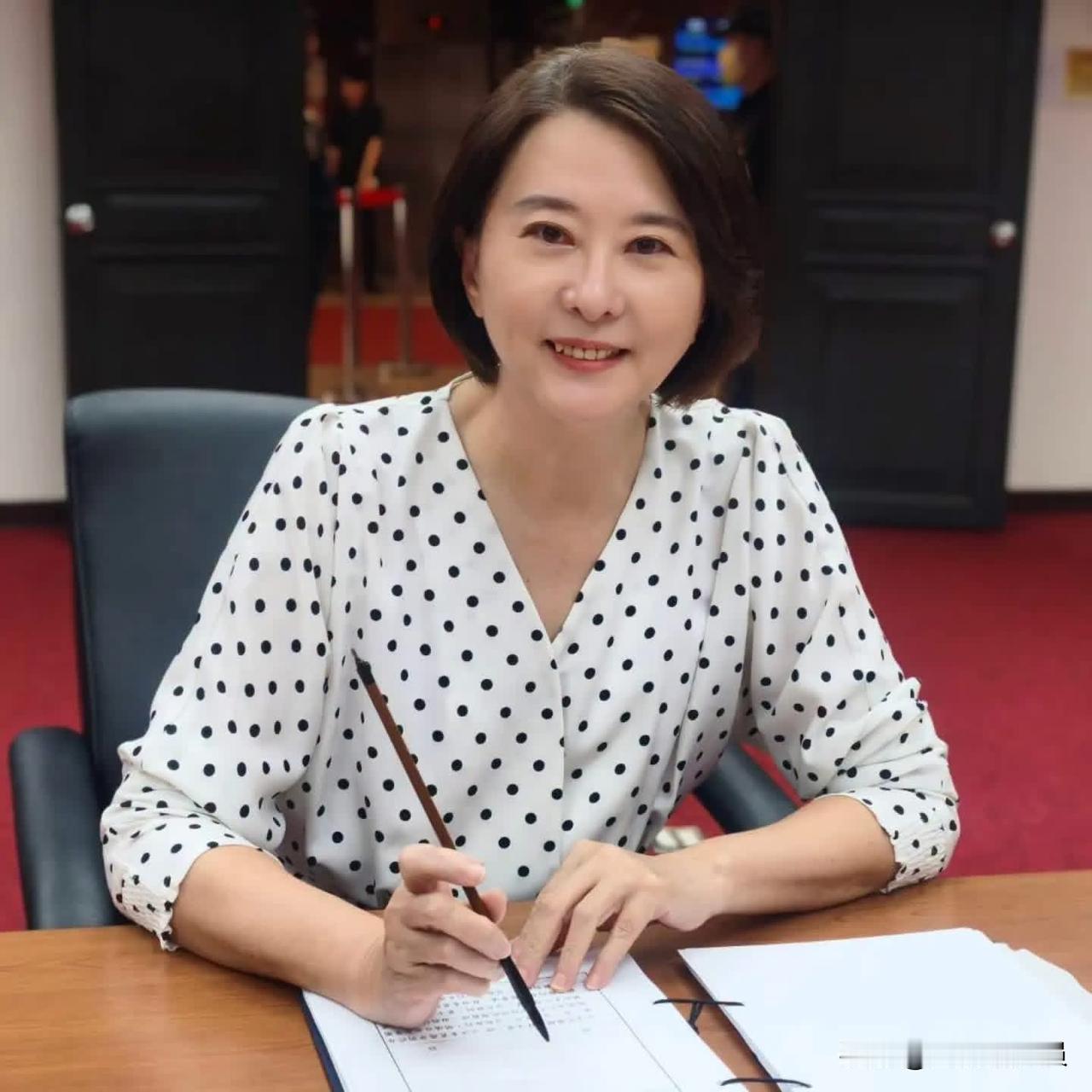 国民党立委王鸿薇今（13日）在脸书发文表示，“信民协会”所谓的民调专家戴立安，又