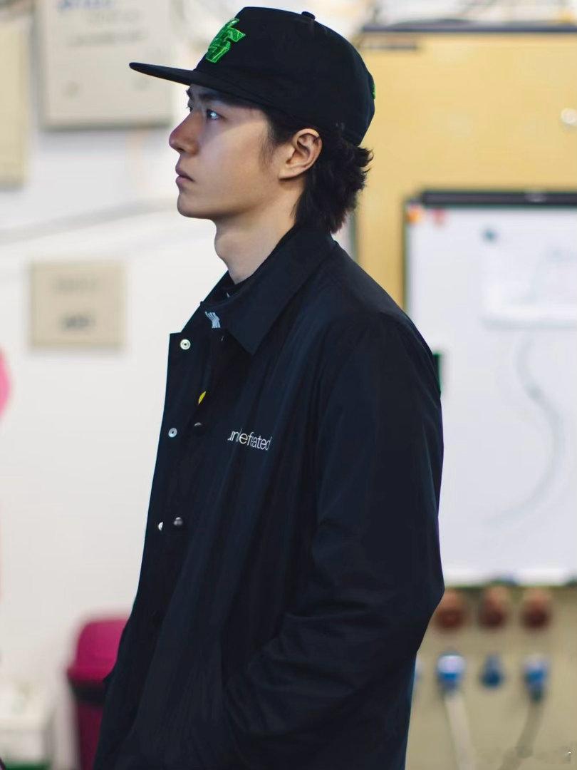 王一博酷盖挂小嗷王一博小嗷俩酷盖同框85号赛车手周末见！光是想想见面的画面，就