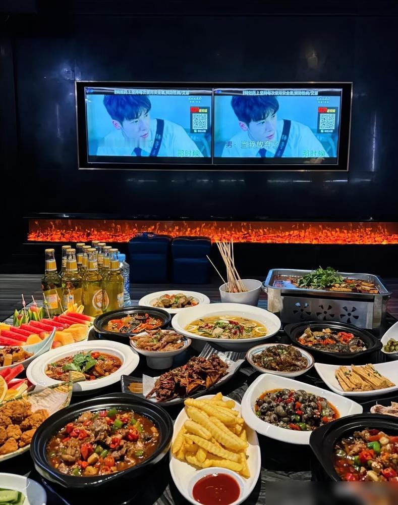 儿子同部门的同事去聚餐，​包间里带唱歌的，热热闹闹的玩了5个小时，可第2天矛