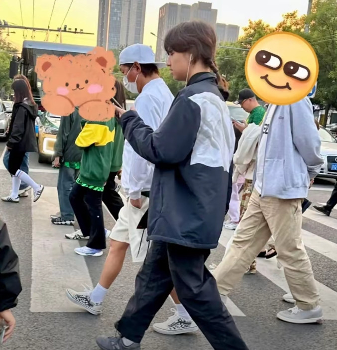 扎俩小辫的这个男孩子，就是白百何儿子元宝，他的衣品真是既不如爹，也不如妈[捂脸哭]