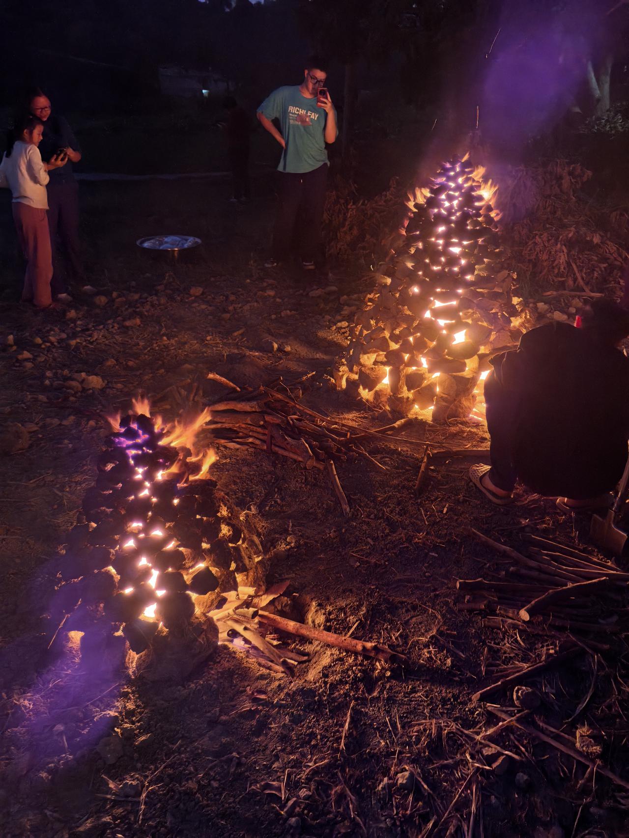 昨天晚上，一大一小最高近一米五的田窑在广西玉林容县务底村燃起，鞭炮烟花伴奏下，共