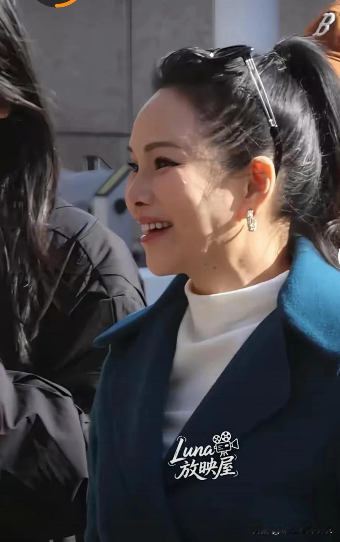 58岁伊能静生图状态冲上热搜，本以为会像视频那样是冻龄女神，没想到已经老成大妈了