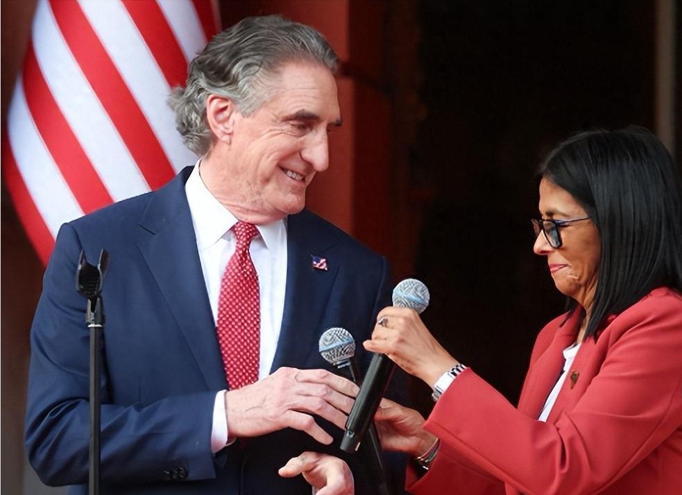 一出手就是8000万桶石油，紧接着1亿美元的黄金装箱外运——2026年的委内瑞拉