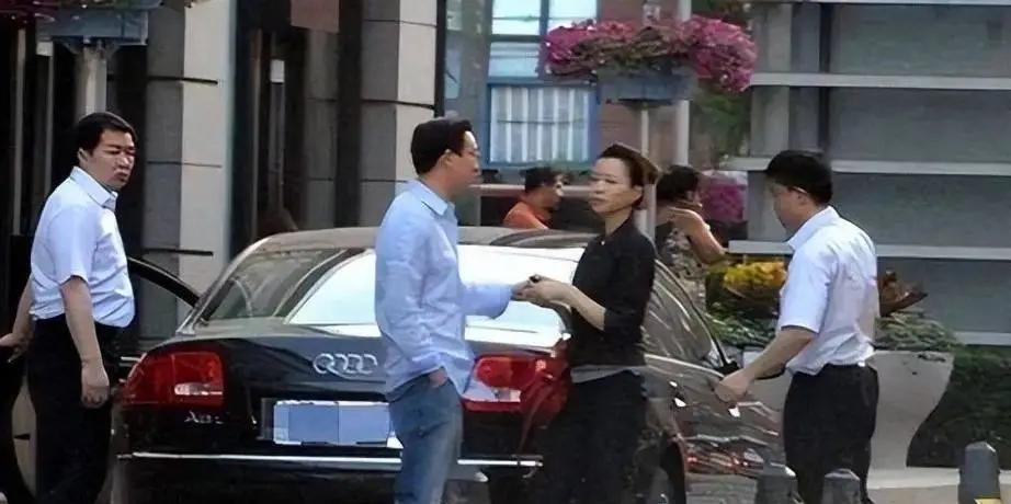 董卿拿着密春雷送的豪宅钥匙时，程前还在央视后台帮她改主持词。谁也没想到，这把