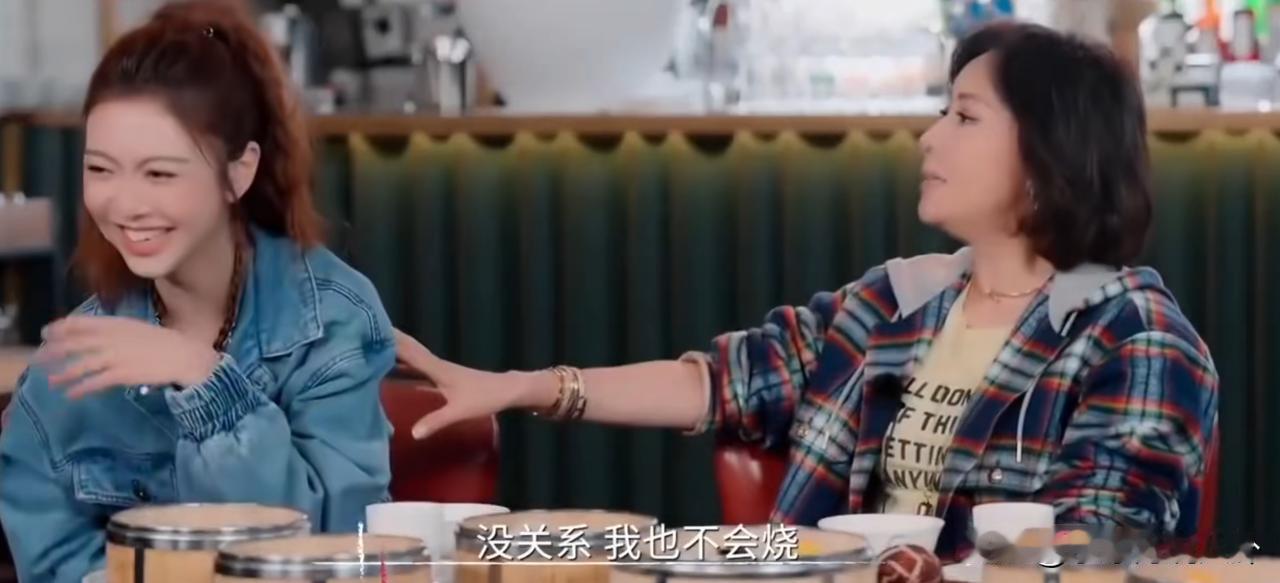 薛凯琪苦恼自己不会做饭，只会炸厨房，而男人们都希望自己的老婆会做饭，刘嘉玲安慰她