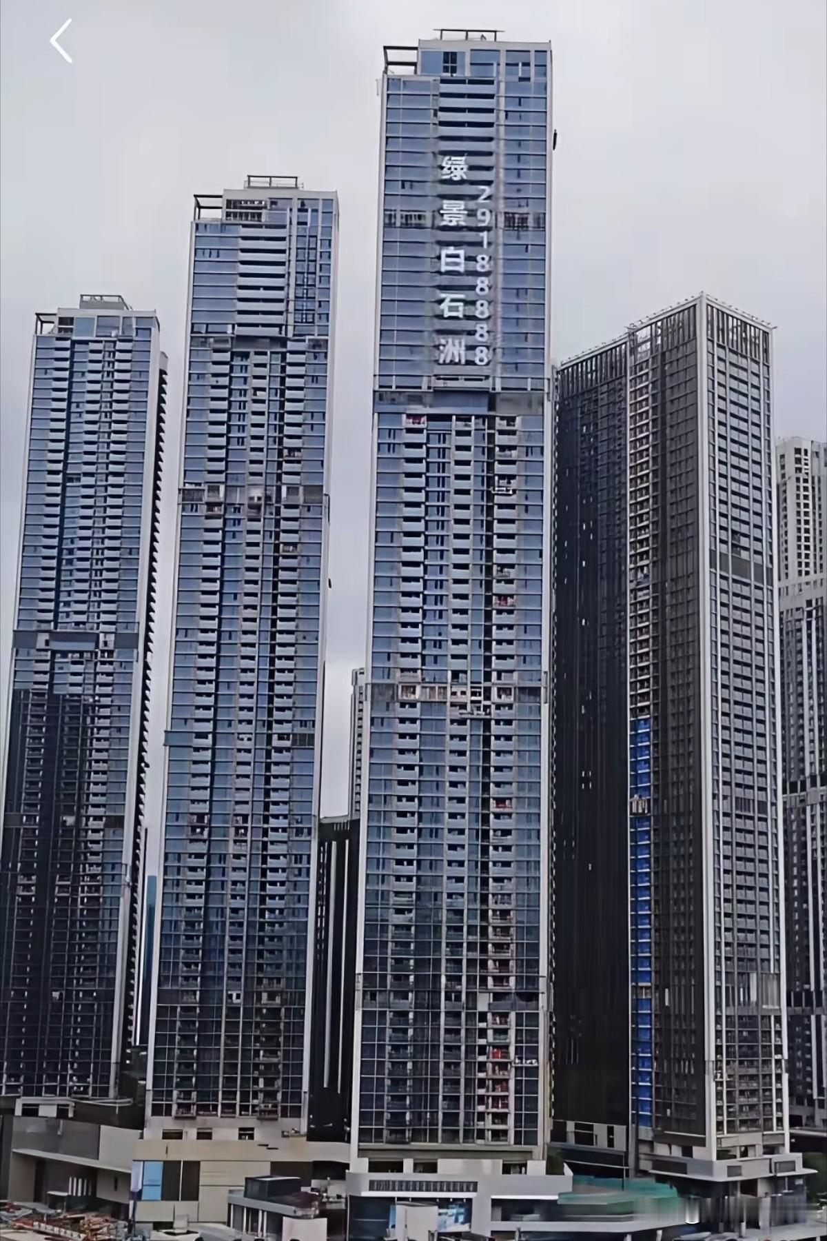 深圳的住宅楼也在学隔壁，逐渐“香港化”了，比如白石洲这个小区住宅，规划一共70多