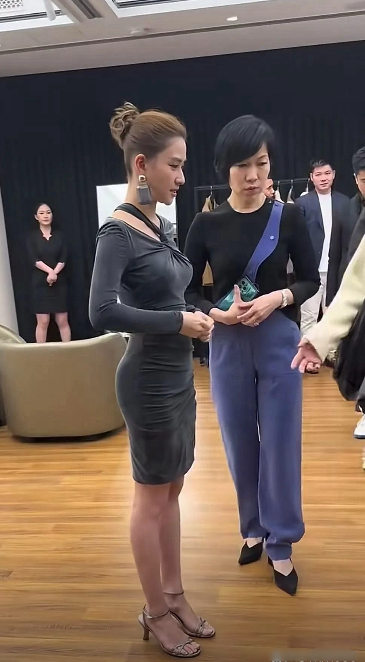 何超莲这双鞋是不是有点显脚黑​​​
