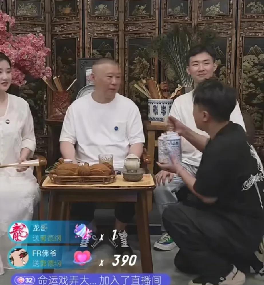 郭德纲直播，张鹤擎又被夸奖了，老郭说他在鼓曲社勤勤恳恳，任劳任怨，帮着演员们排节