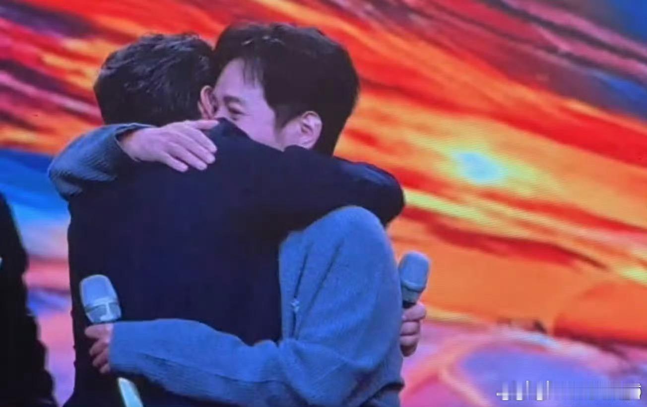 李维嘉何炅相拥而泣李维嘉回归湖南卫视看到何炅李维嘉两个人抱在一起哭,我觉得好感