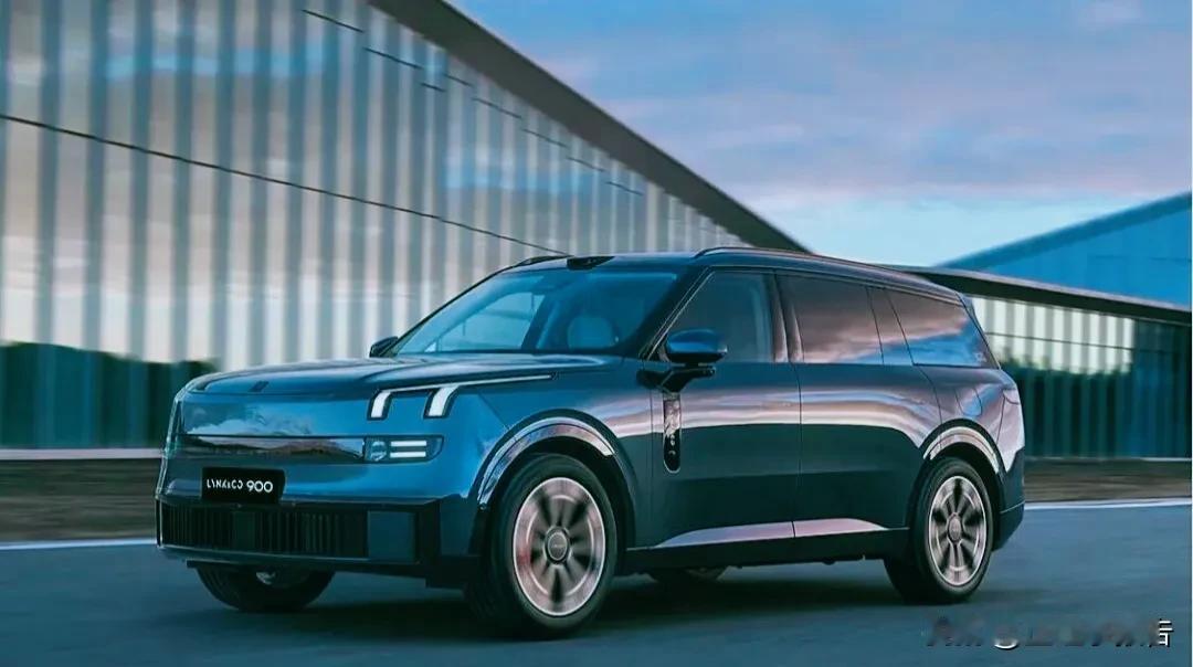 看到地铁广告上打着“问界M8综合续航1546千米”，看上去有点心动的感觉。说实话