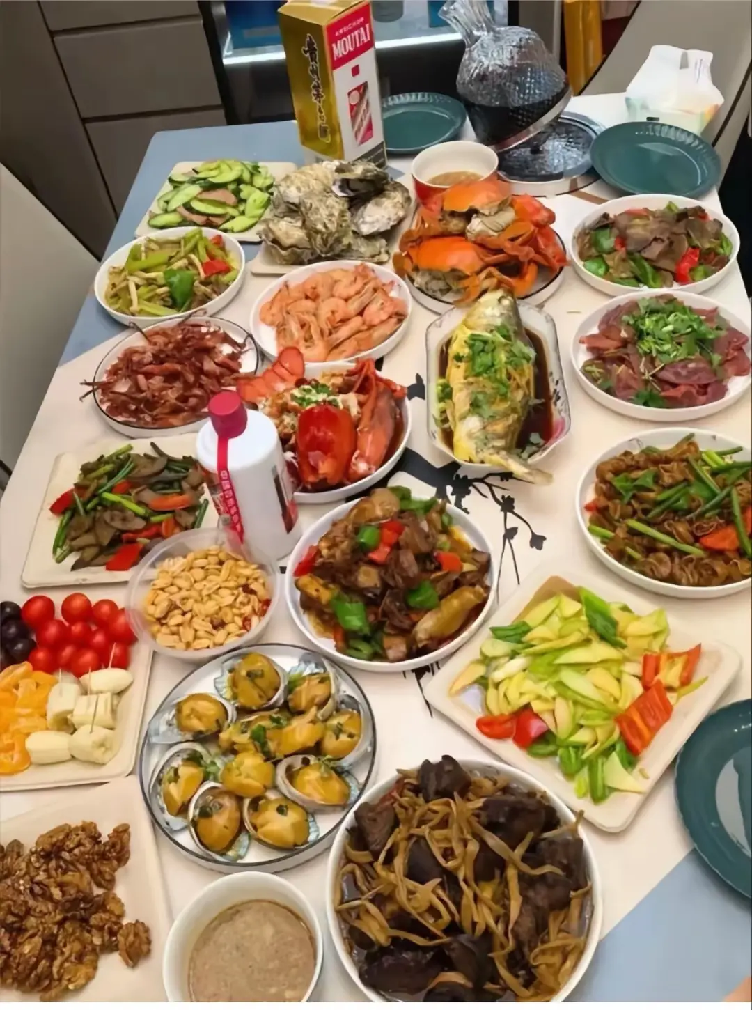 这桌饭菜真丰盛，很开心啊
