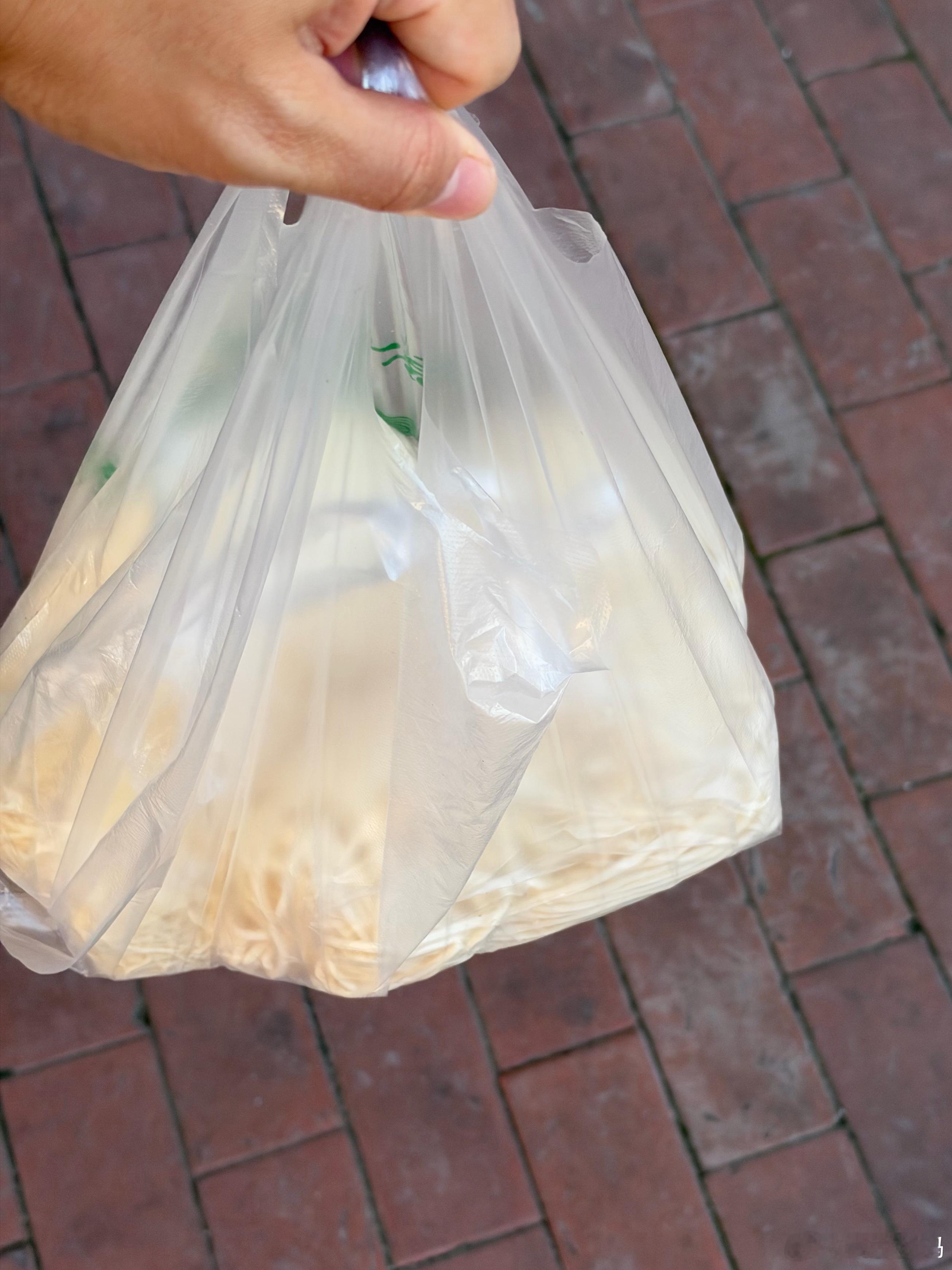 做其他事的时候最好不要玩手机…刚刚我对象让我去买点豆角，晚上做豆角焖面。我回到家