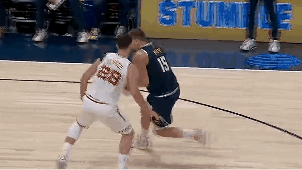 约基奇打球是不是中锋里面最脏的？大肘子开路，谁人不服！申京完全抵挡不住，文班亚马