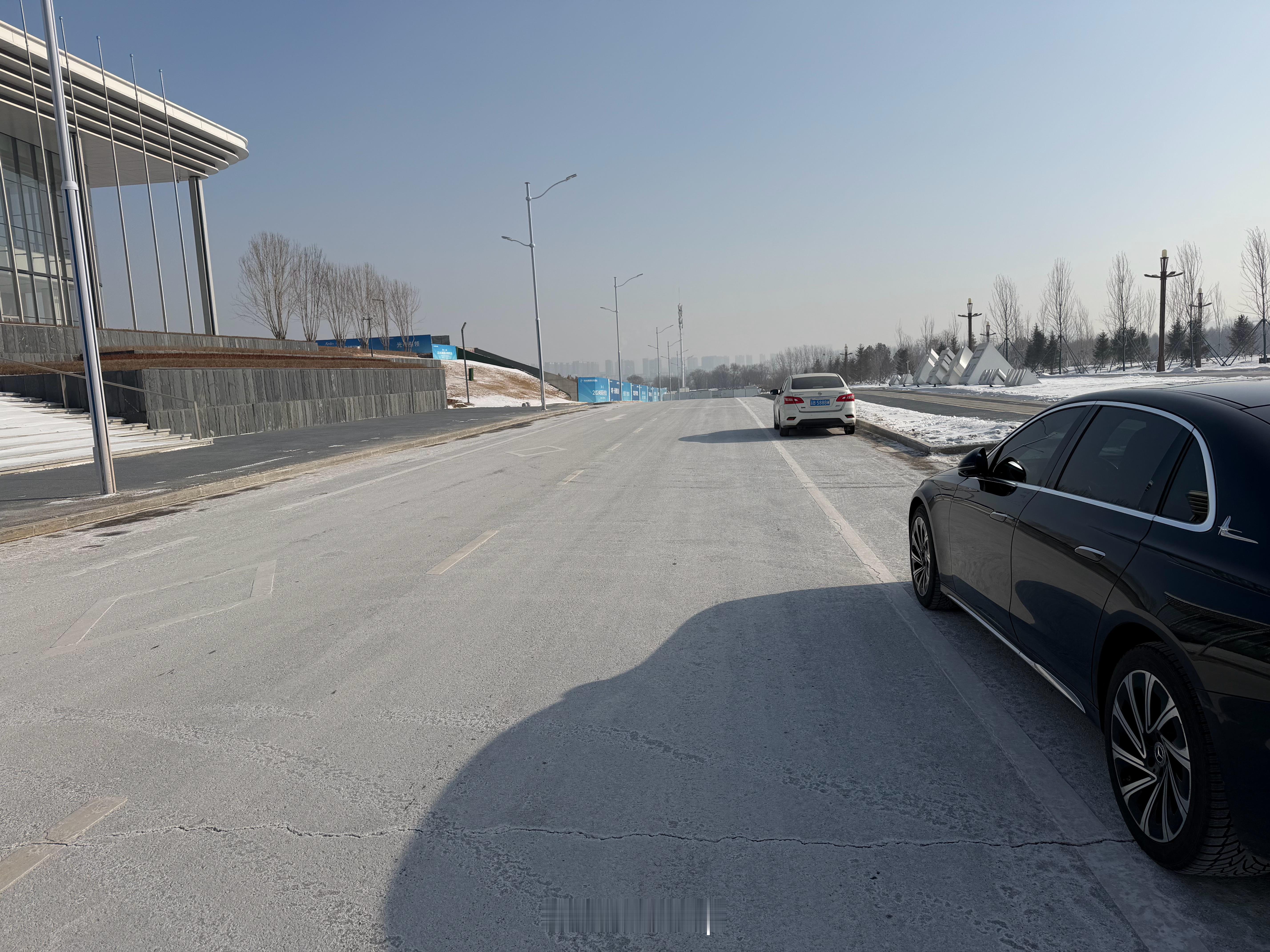 这条路这是撒了多少融雪剂？整条路都白了